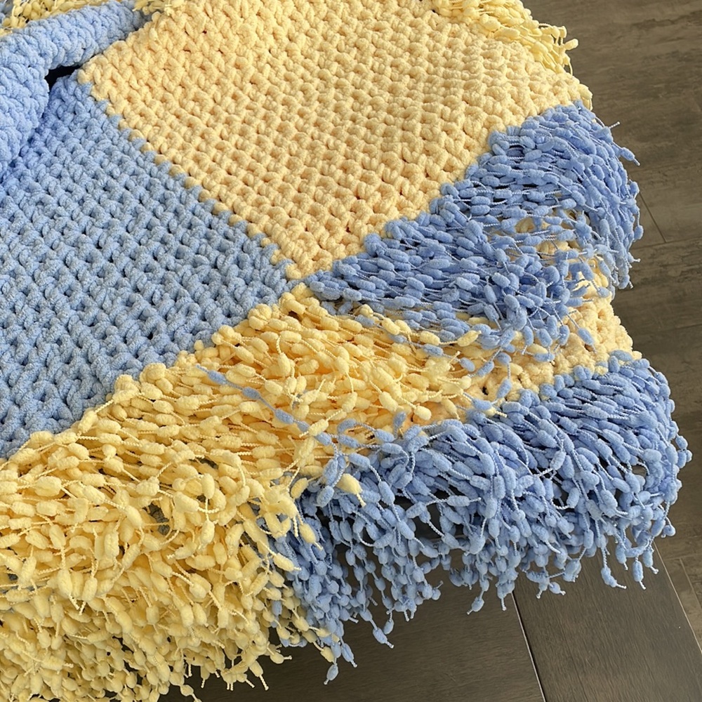 Handmade chunky knitted, fringe blanket/throw. Soft yellow, blue 35”x50” - Picture 8 of 13